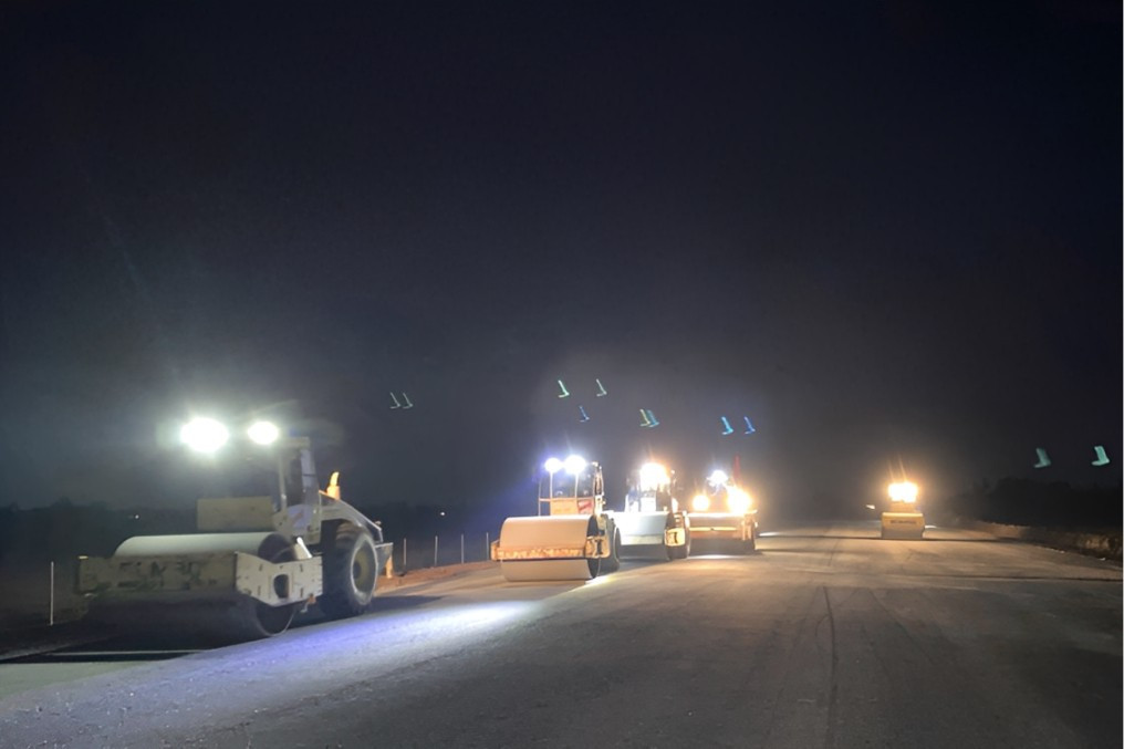 Đoạn cao tốc Hậu Giang - Cà Mau dài hơn 73km và 16,6 km tuyến nối, tổng vốn đầu tư hơn 17.152 tỷ đồng. Hiện dự án đạt 70% sản lượng, giải ngân được 1.548 tỷ đồng (hơn 30%) kế hoạch vốn năm nay. Trong kỳ nghỉ lễ, công trường cao tốc Hậu Giang - Cà Mau duy trì 89 mũi thi công với hơn 1.549 nhân sự, cùng 913 thiết bị máy móc được triển khai thi công suốt ngày đêm. 2-tnec2-6551.jpg