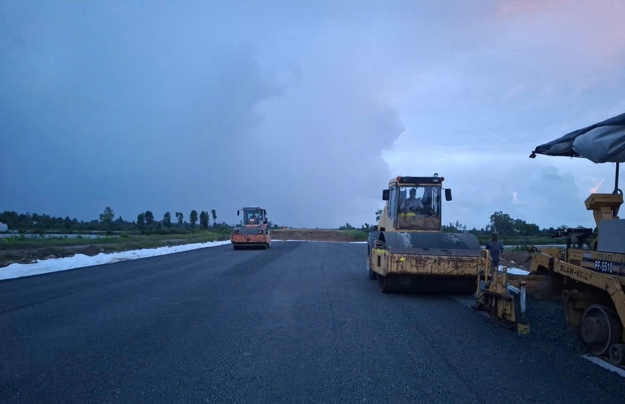 Dự án cao tốc Cần Thơ - Cà Mau có chiều dài hơn 110 km, thuộc tuyến cao tốc Bắc - Nam phía Đông, được chia thành hai dự án thành phần: Đoạn Cần Thơ - Hậu Giang và đoạn Hậu Giang - Cà Mau. Tổng mức đầu tư là 27.523 tỷ đồng, chia thành 4 gói thầu xây lắp. Dự án được khởi công từ ngày 1/1/2023, dự kiến hoàn thành trước ngày 19/12/2025. Ảnh: Nhật Huy. img-5403.jpg