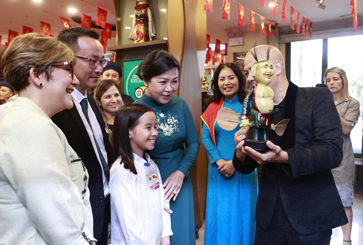 Hai phu nhân tìm hiểu về nhân vật trong loại hình nghệ thuật múa rối. Ảnh: Phạm Hải. img-9967.jpg
