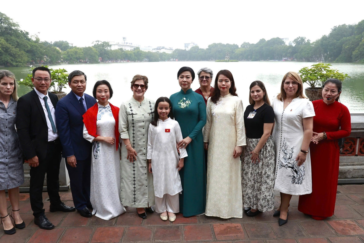 Hai phu nhân cùng em bé người Cuba gốc Việt và các thành viên trong đoàn chụp ảnh trong sân Đền Ngọc Sơn. Ảnh: Phạm Hải. img-9961.jpg