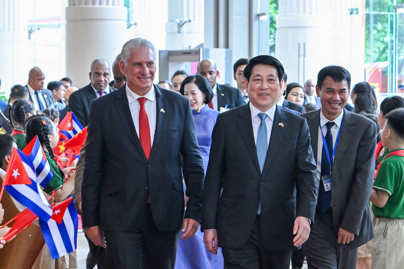 Chủ tịch nước Lương Cường và phu nhân cùng Bí thư thứ nhất, Chủ tịch nước Cuba Miguel Díaz-Canel Bermúdez và phu nhân, dự lễ mít tinh trọng thể kỷ niệm 65 năm ngày thiết lập quan hệ ngoại giao giữa Việt Nam và Cuba (2/12/1960 - 2/12/2025). Ảnh: Nhật Minh. img-9994.jpg