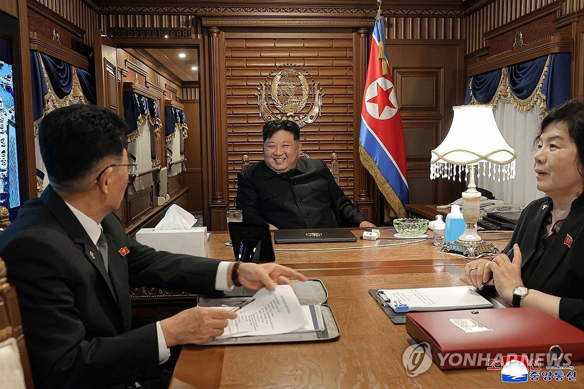 Chủ tịch Triều Tiên cùng các quan chức hộ tống trên chuyến tàu đến Bắc Kinh. (Ảnh: Yonhap) pyh2025090200330031500-p4.jpg