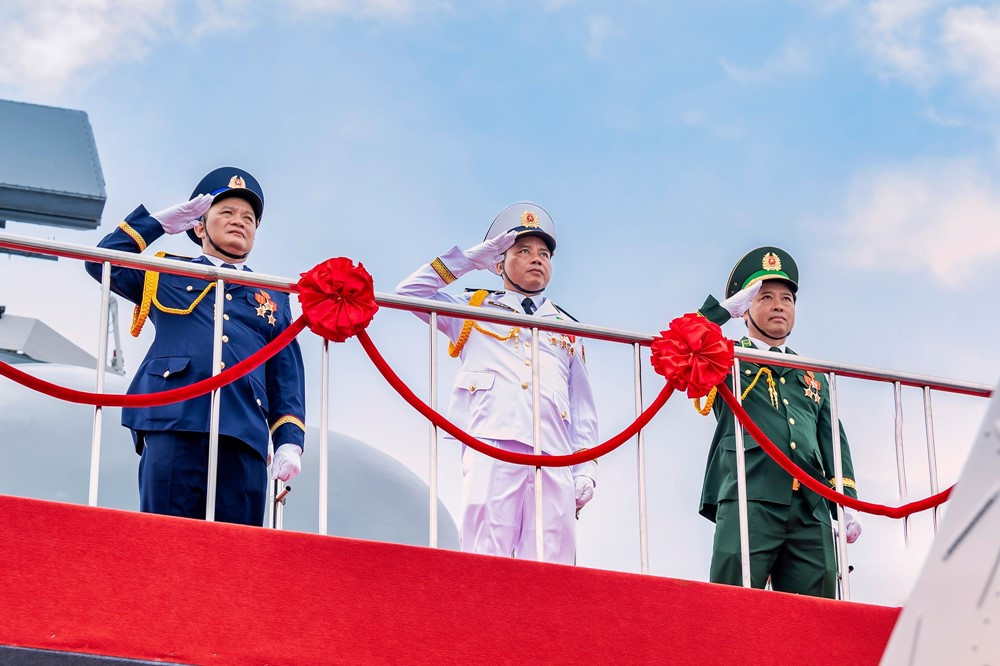 Lần đầu tiên trong lịch sử: Dàn tàu ngầm, tàu hộ vệ tên lửa diễu binh rẽ sóng, xé gió uy nghi trên biển - ảnh 2