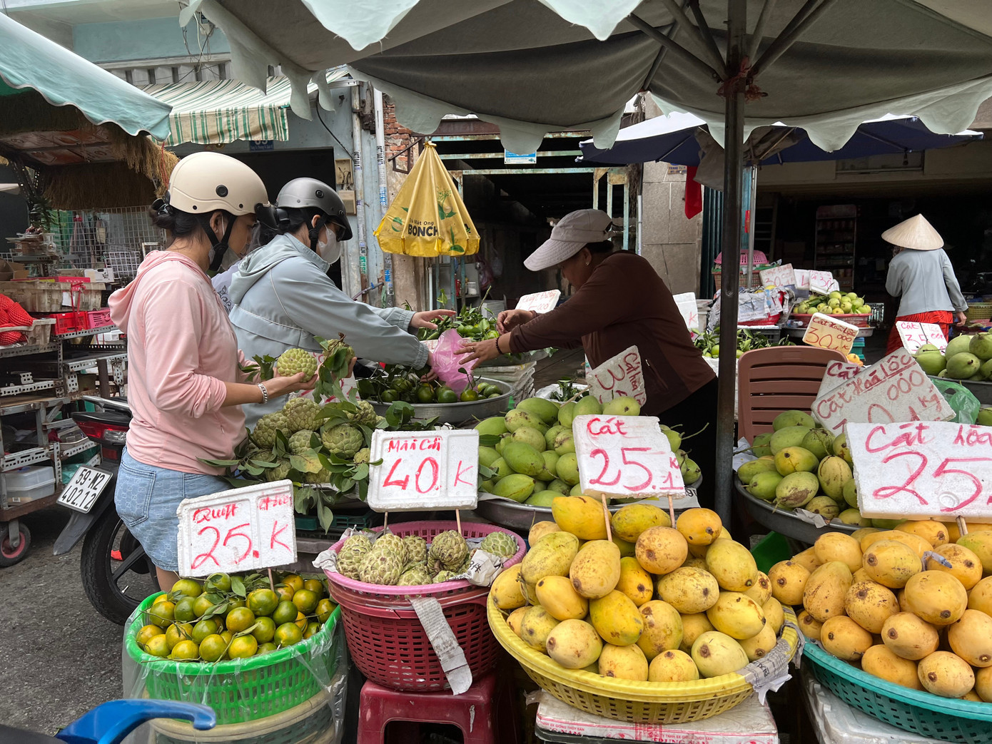 Mãng cầu 40.000 đồng/kg, xoài cát chỉ 25.000 đồng/kg... img-0452.jpg