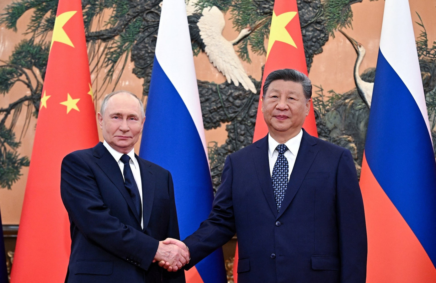 Tổng thống Nga Vladimir Putin và Chủ tịch Trung Quốc Tập Cận Bình. (Ảnh: Reuters) jiq6ze4az5ngbjfyji3yqq6s4m.jpg