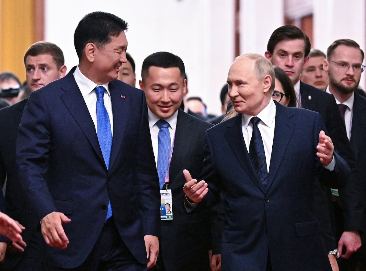 Tổng thống Nga Vladimir Putin và Tổng thống Mông Cổ Ukhnaagiin Khurelsukh. (Ảnh: Reuters) 3ql7xucnzjiz7bj3vtf7vzel6m.jpg