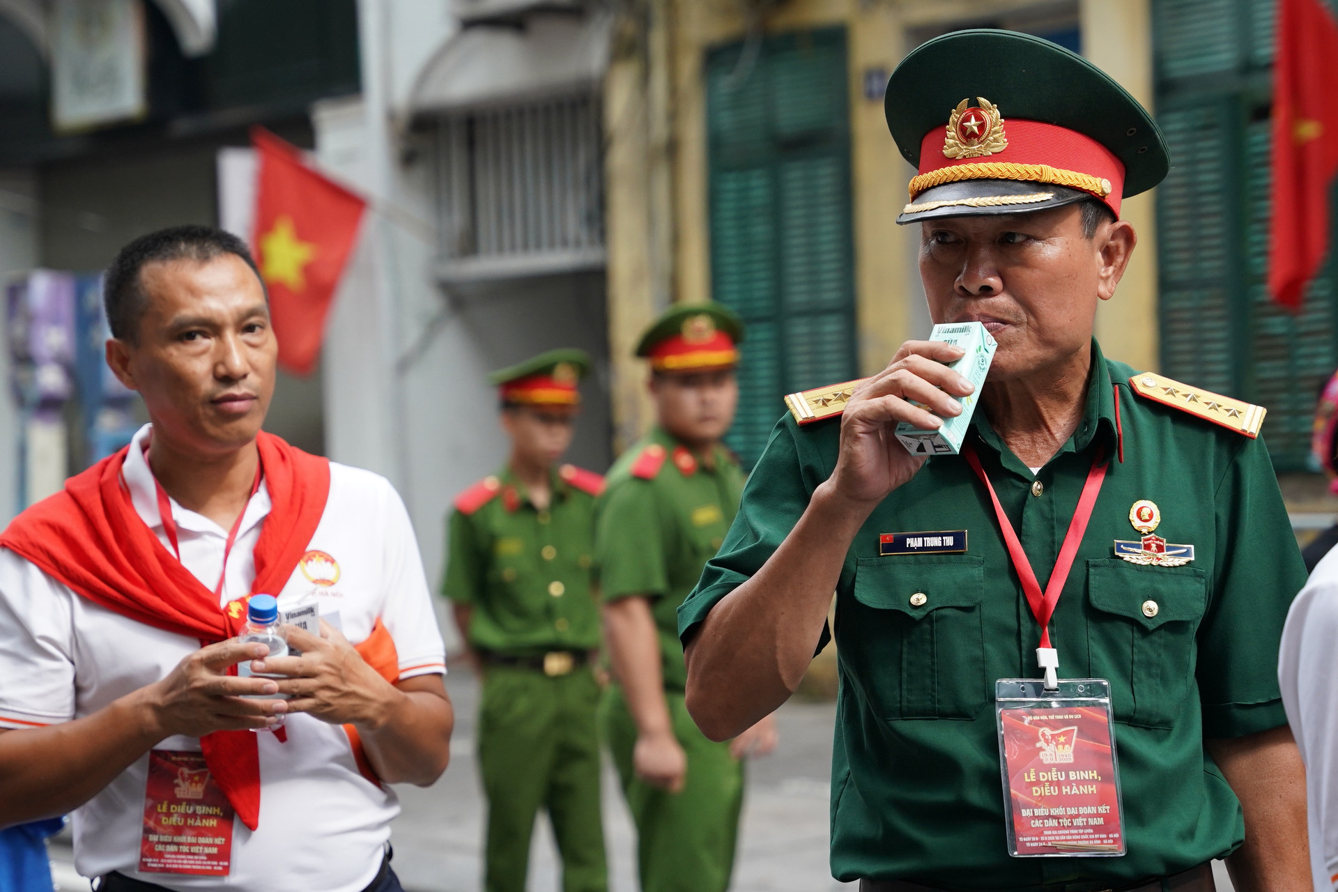 Ngày trước chiến đấu trên chiến trường, ngày nay các cựu chiến binh sải bước hạnh phúc trên tuyến đường diễu hành. (Ảnh: Vi Nam).