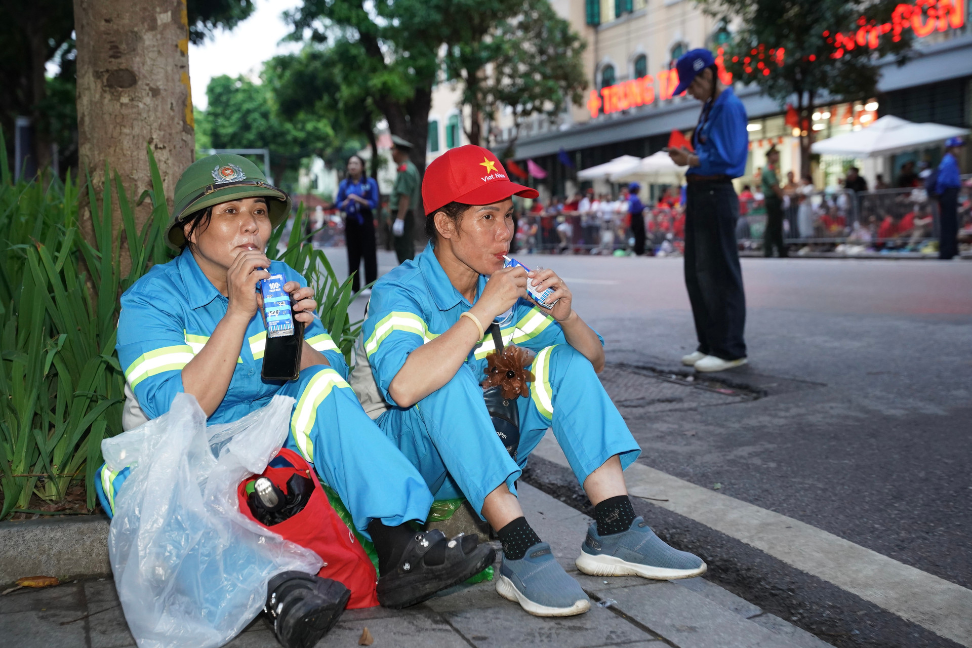 Phút nghỉ ngơi và tiếp thêm chút năng lượng bằng sữa tươi Vinamilk của các chị góp phần quan trọng để đại lễ diễn ra với những tuyến đường sạch sẽ, ngăn nắp. (Ảnh: Vi Nam).