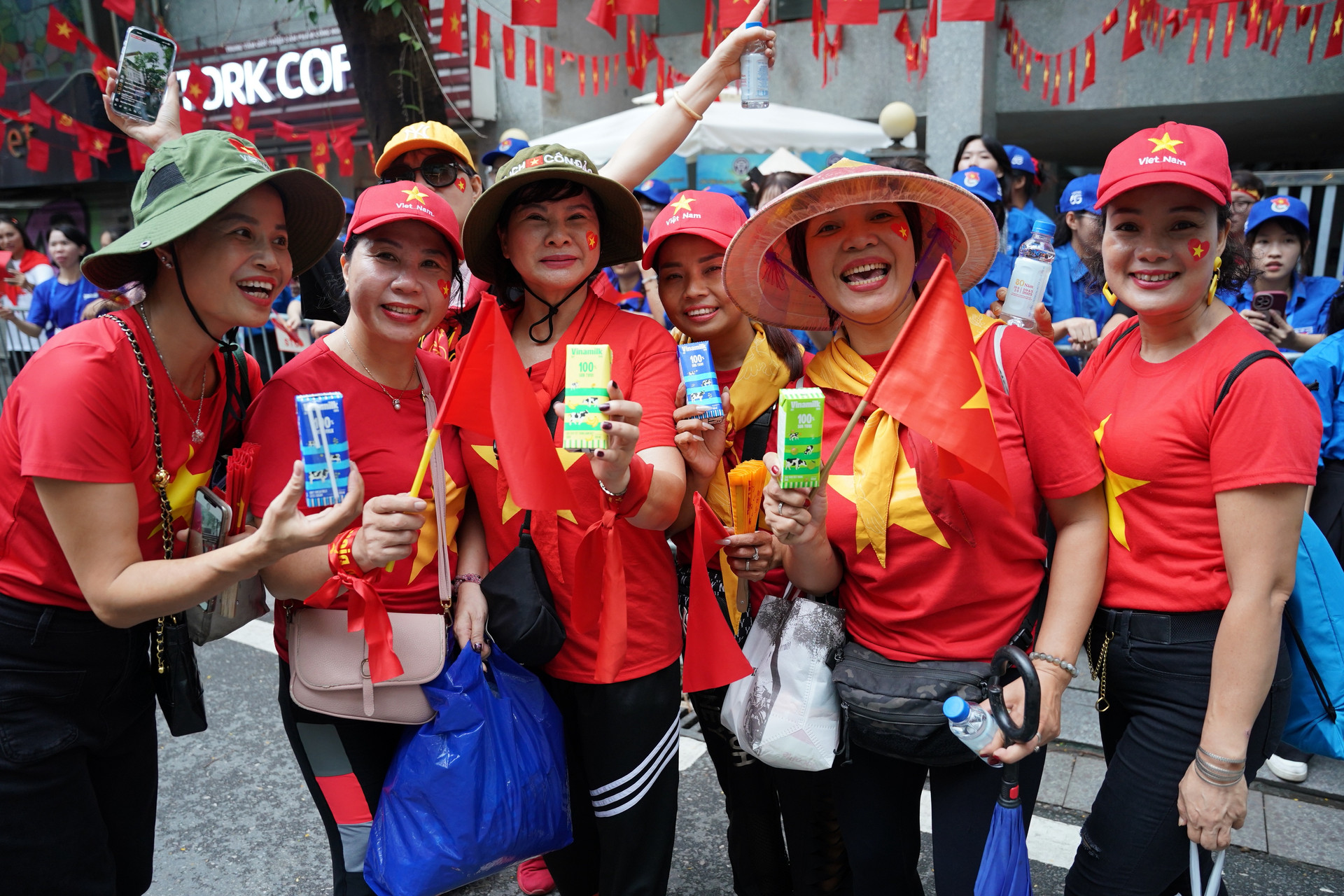 Gần 1 triệu sản phẩm dinh dưỡng bao gồm các dòng sữa tươi tiệt trùng như ít đường, không đường, dừa, chuối, cao đạm ít béo (Vinamilk, Vinamilk Green Farm,); sữa thực vật từ hạt và đậu nành cao canxi, nước trái cây rau củ Susu, nước dừa tươi, nước dừa tắc, nước uống đóng chai Vinamilk và Icy Premium,... đã cùng đồng hành với các lực lượng và người dân trong ngày hội non sông. (Ảnh: Vi Nam).