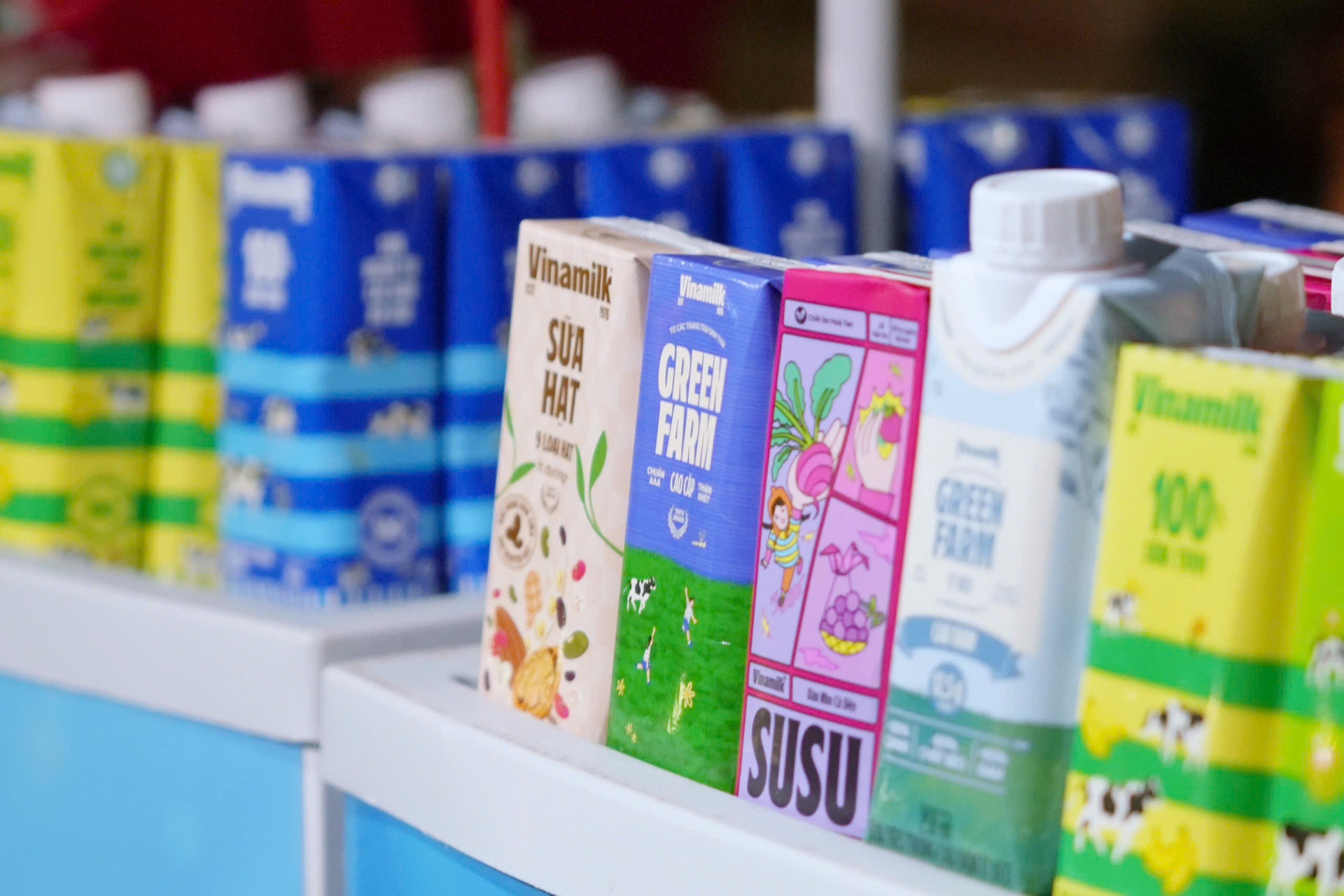 Gần 1 triệu sản phẩm dinh dưỡng quen thuộc của Vinamilk – từ sữa tươi tiệt trùng, sữa hạt đến nước trái cây, nước dừa tươi, nước đóng chai – được chuẩn bị kỹ lưỡng, trao đi bằng cả sự trân trọng. (Ảnh: Vi Nam).
