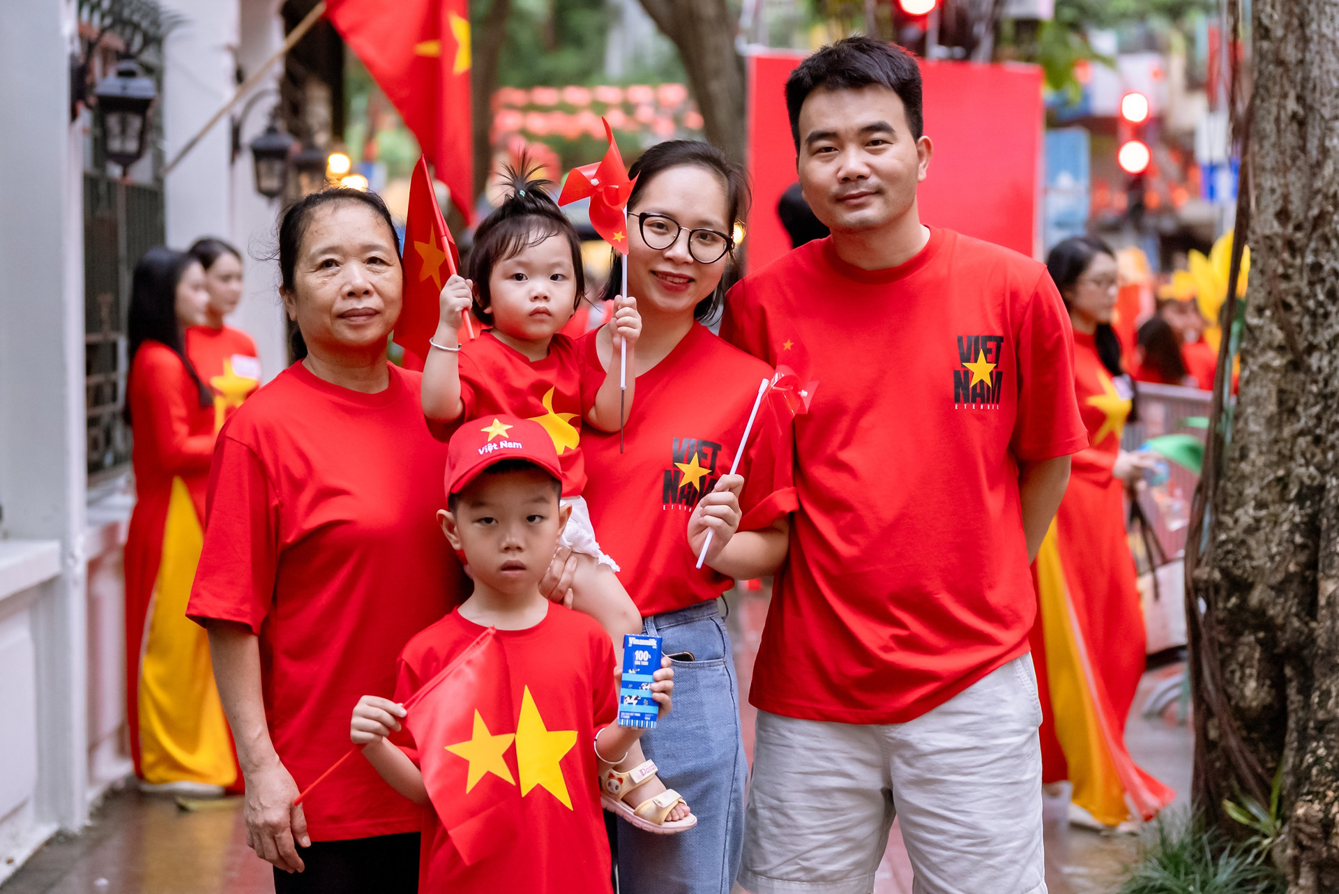 Nhiều đại gia đình đã đến với ngày hội lớn của non sông để các con được chứng kiến, được cảm nhận và bắt đầu yêu tổ quốc từ những điều giản dị nhất. (Ảnh: Vi Nam).