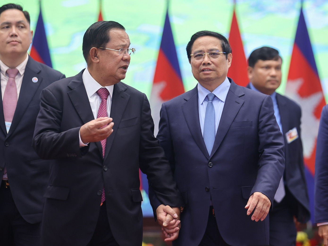 Thủ tướng Phạm Minh Chính và Chủ tịch Thượng viện Campuchia Hun Sen trò chuyện trong cuộc hội kiến ngày 2/9. Ảnh: VGP img0817-1756796364740905835129.jpg
