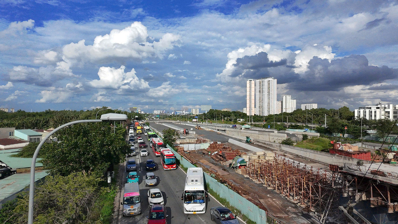 Dòng phương tiện nối đuôi di chuyển chậm trên đường dẫn cao tốc TPHCM - Long Thành - Dầu Giây hướng về nút giao thông An Phú. Ảnh: Hữu Huy b52540b5c2a449fa10b5.jpg