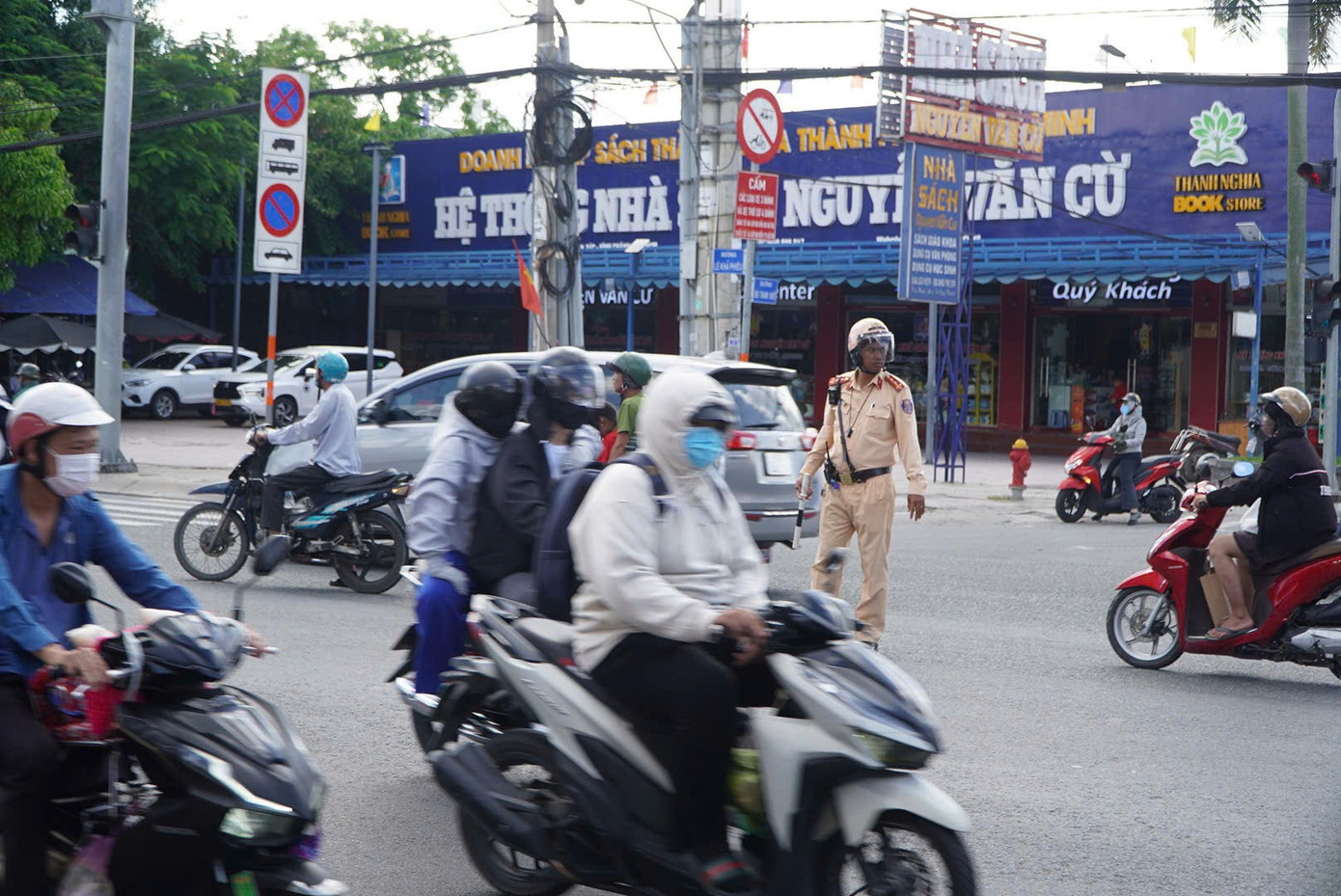 Lực lượng CSGT túc trực ở các giao lộ trên quốc lộ 1 để điều tiết giao thông. 7d6d474b8e5a05045c4b.jpg