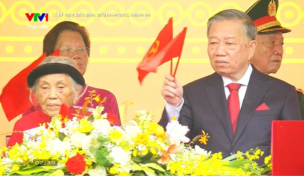 Thân thế cụ bà ngồi cạnh Tổng Bí thư Tô Lâm trong Lễ diễu binh, diễu hành - ảnh 1