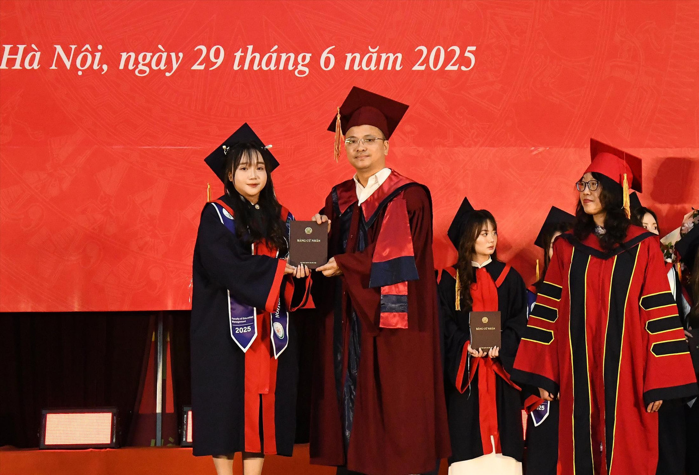 Sinh viên Trường ĐH Giáo dục (ĐH Quốc gia Hà Nội) trong lễ tốt nghiệp Ảnh: UED 1-1499.jpg