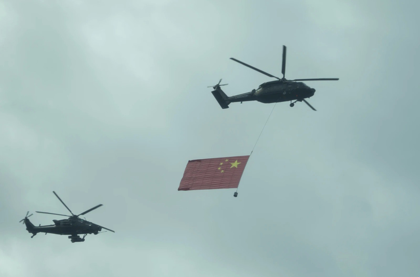 Trực thăng diễn tập kéo quốc kỳ Trung Quốc trước lễ kỷ niệm ngày 3/9. (Ảnh: AP) image.jpg