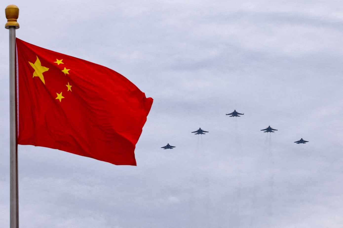 Máy bay chiến đấu Shenyang J-16, Chengdu J-20 và Shenyang J-35. (Ảnh: Reuters) sbfflxpx3fmwbp64xzh37uqmpy.jpg