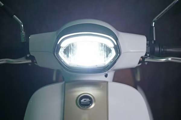 Cận cảnh xe máy điện mới toanh gây sốt: Chạy 105 km/lần sạc, tiện ích xịn sò, giá 'mềm' ngang xe ga