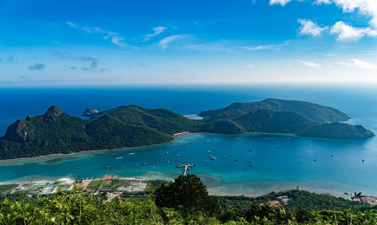 Vì đâu chọn kéo điện lưới ra đặc khu lớn thứ 4 Việt Nam thay điện gió, điện mặt trời?- Ảnh 1.