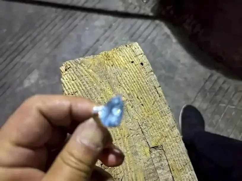 6 công nhân vệ sinh lật tung 5 tấn rác để tìm nhẫn cưới cho người phụ nữ - ảnh 1