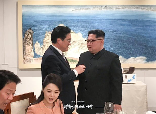 Ông Kim Jong Un từng trò chuyện với ông Woo Won-shik vào ngày 29/4/2018. Khi đó, ông Woo nói với ông Kim rằng cch7sgviifelzjtzoeedroe2gi.jpg