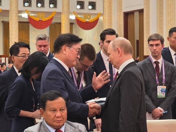 Tổng thống Nga Vladimir Putin bắt tay Chủ tịch Quốc hội Hàn Quốc Woo Won-shik. (Ảnh: Chosun) le6nw2dmerkvfodcz5qv4kehvi.jpg