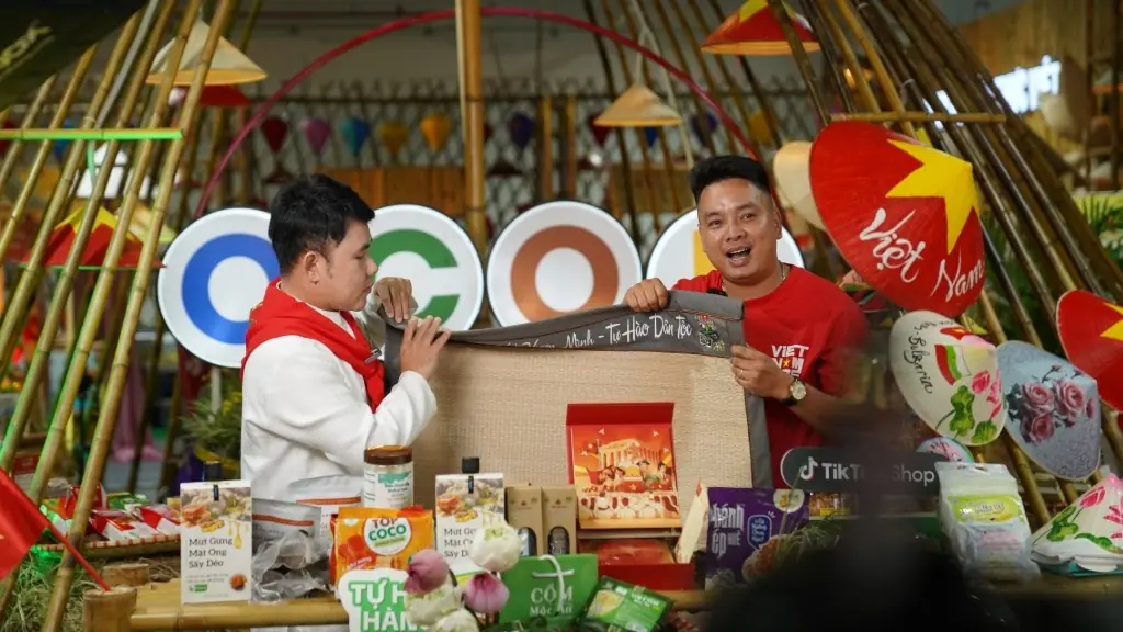 Nhiều nông sản Việt ngày càng được quảng bá trên các sàn thương mại điện tử. 564492982-874891277nong-san-viet.png