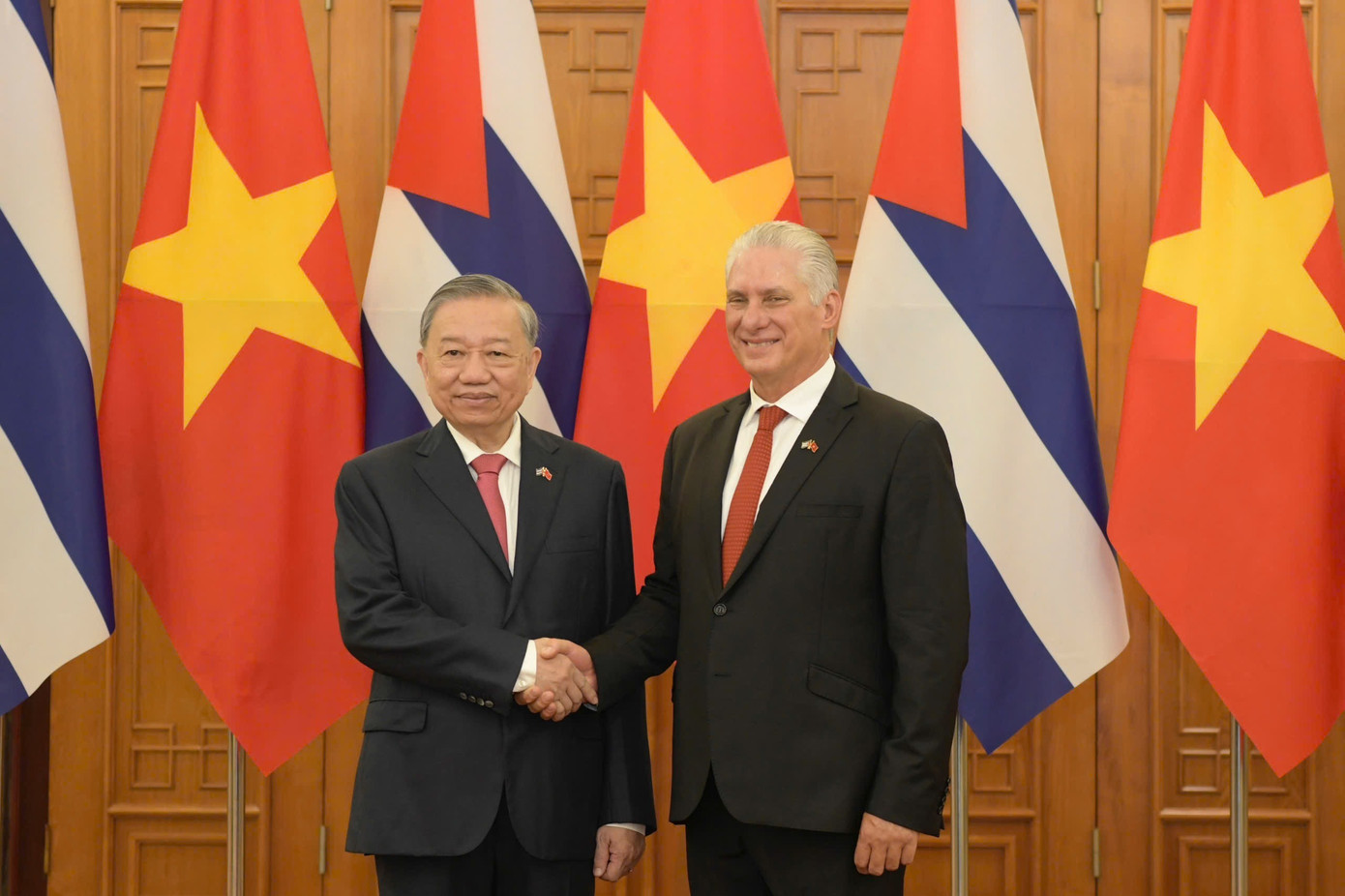 Tổng Bí thư Tô Lâm và Bí thư thứ nhất, Chủ tịch nước Cuba Miguel Díaz-Canel Bermúdez chụp ảnh chung tại lễ đón. Ảnh: Như Ý img-9938.jpg