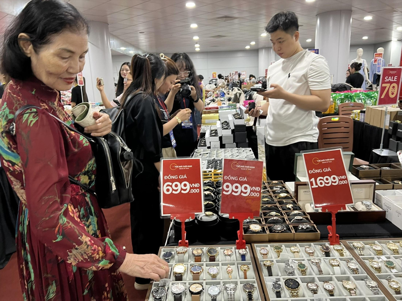 Người dân TPHCM tấp nập mua sắm sau khi hàng nghìn mặt hàng được giảm giá tới 80% nhằm kích cầu tiêu dùng. Ảnh: U.P 5a.jpg