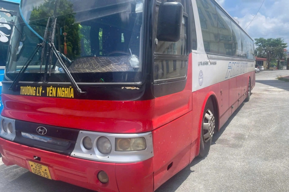 Phát hiện một xe khách chở 82 người, tài xế điều khiển lại không có bằng lái xe