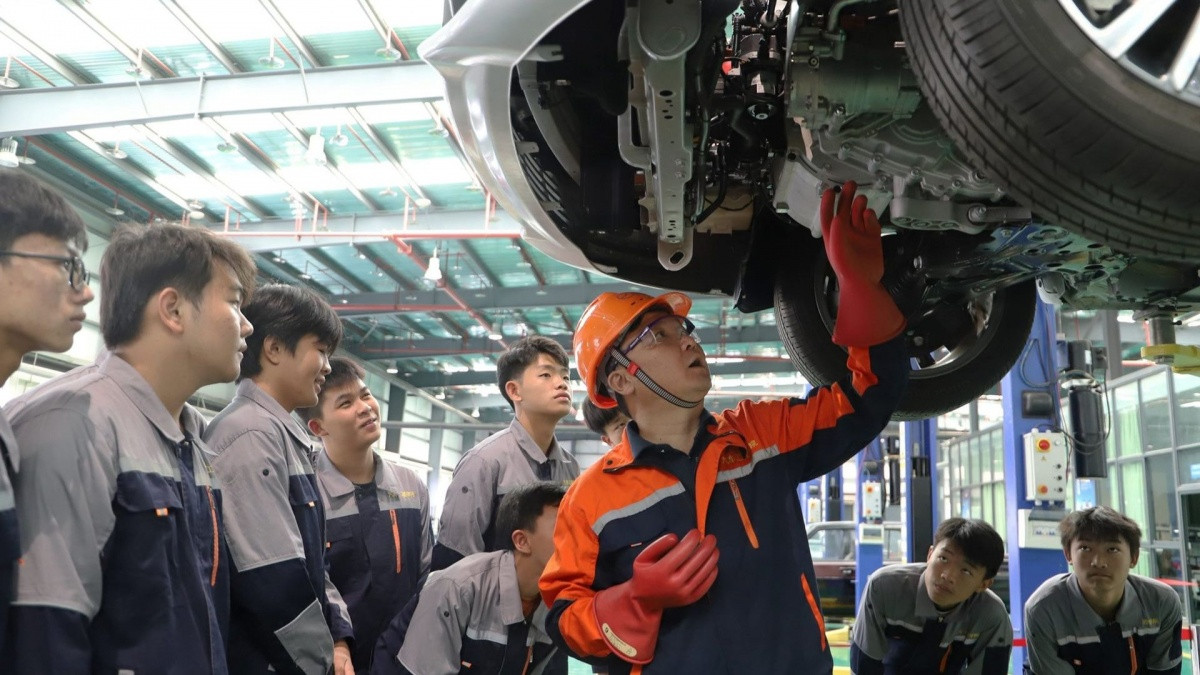 Báo động ngành ô tô điện Trung Quốc: Thiếu hơn 1 triệu thợ, 75% thợ không đủ tiêu chuẩn, số gara sửa xe điện chỉ bằng 1/20 xe xăng