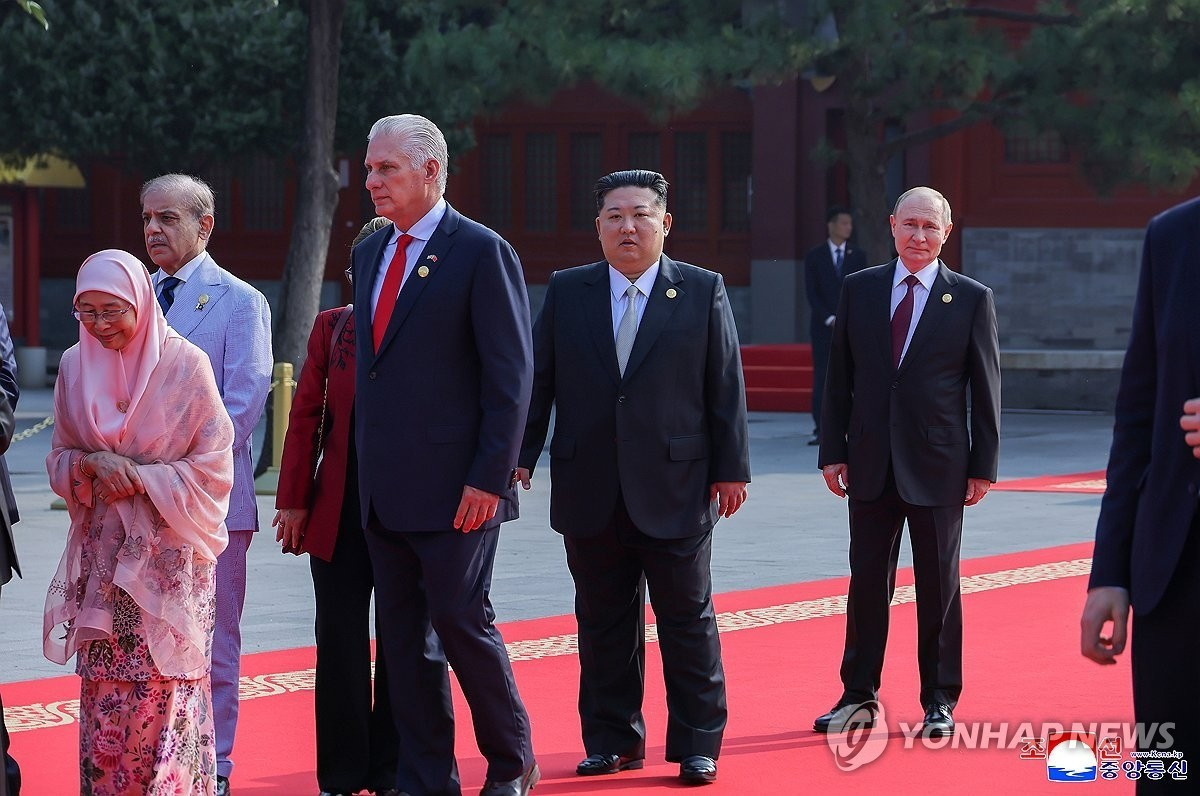Chủ tịch Kim và các lãnh đạo quốc tế. (Ảnh: Yonhap) pyh2025090401750031500-p4.jpg