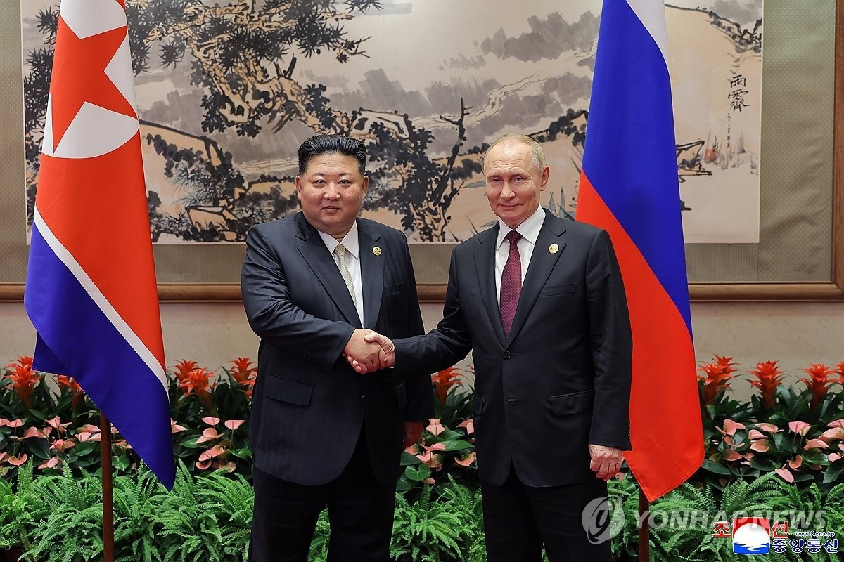 Chủ tịch Triều Tiên Kim Jong Un hội đàm song phương với Tổng thống Nga Vladimir Putin. (Ảnh: Yonhap) pyh2025090401680031500-p4.jpg