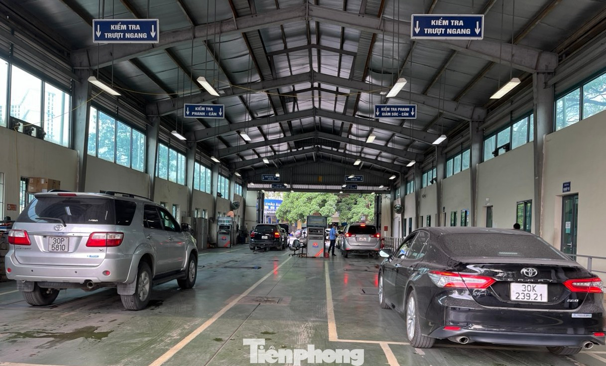 Nhiều năm qua, các giá dịch vụ kiểm định không có sự thay đổi trong khi các chi phí duy trì TTĐK tăng cao theo thị trường, khiến TTĐK gặp khó khăn trong hoạt động. Ảnh: Lộc Liên. trung-tam-dang-kiem-tang-dot-bien-xe-4-8737-9995.png