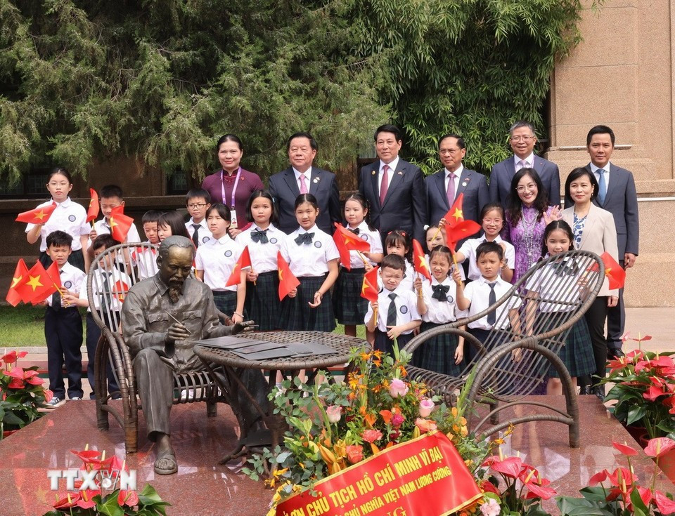 Chủ tịch nước Lương Cường và các đại biểu, các cháu thiếu nhi bên tượng Chủ tịch Hồ Chí Minh trong khuôn viên Đại sứ quán Việt Nam tại Trung Quốc. Ảnh: TTXVN. tienphong-49ctn5.jpg