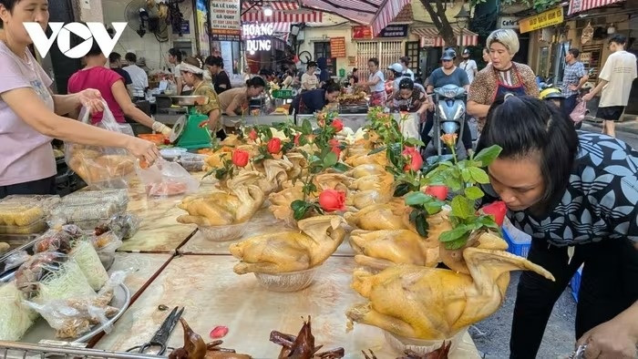Khu chợ bán gà ngậm hoa hồng, chim quay vàng ruộm giữa lòng Hà Nội cháy hàng trước Rằm tháng 7