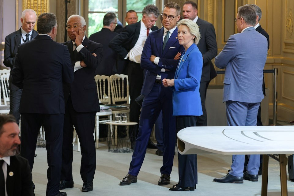Các quan chức châu Âu trước cuộc họp của Liên minh Thiện chí. (Ảnh: Reuters) 6uqrufxfsvm5tnidel7hmyu6cu.jpg