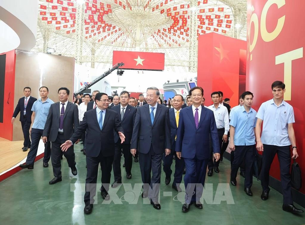 Tổng Bí thư Tô Lâm, Thủ tướng Phạm Minh Chính và các đại biểu dự lễ khởi công, khánh thành 250 công trình, dự án lớn dịp kỷ niệm Quốc khánh. Ảnh: TTXVN. 142251-tong-bi-thu-va-thu-tuong-du-le-khanh-thanh-khoi-cong-cac-du-an-cong-trinh-chao-mung-80-nam-quoc-khanh-2-9.jpg