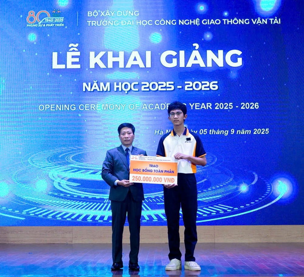 Nam sinh thoát nạn trong vụ lật tàu ở Hạ Long trở thành tân sinh viên đại học ở Hà Nội, nhận học bổng trị giá 250 triệu đồng - ảnh 1