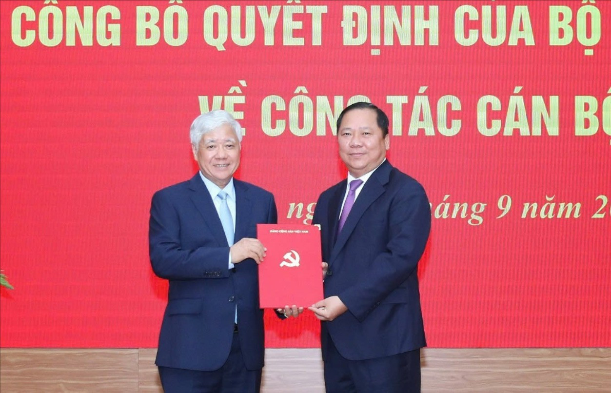 Ủy viên Bộ Chính trị, Bí thư Trung ương Đảng, Bí thư Đảng ủy MTTQ, các đoàn thể Trung ương, Chủ tịch Ủy ban Trung ương MTTQ Việt Nam Đỗ Văn Chiến trao quyết định cho ông Nguyễn Phi Long. Ảnh: Quang Vinh. tienphong-59canbo-5828.jpg