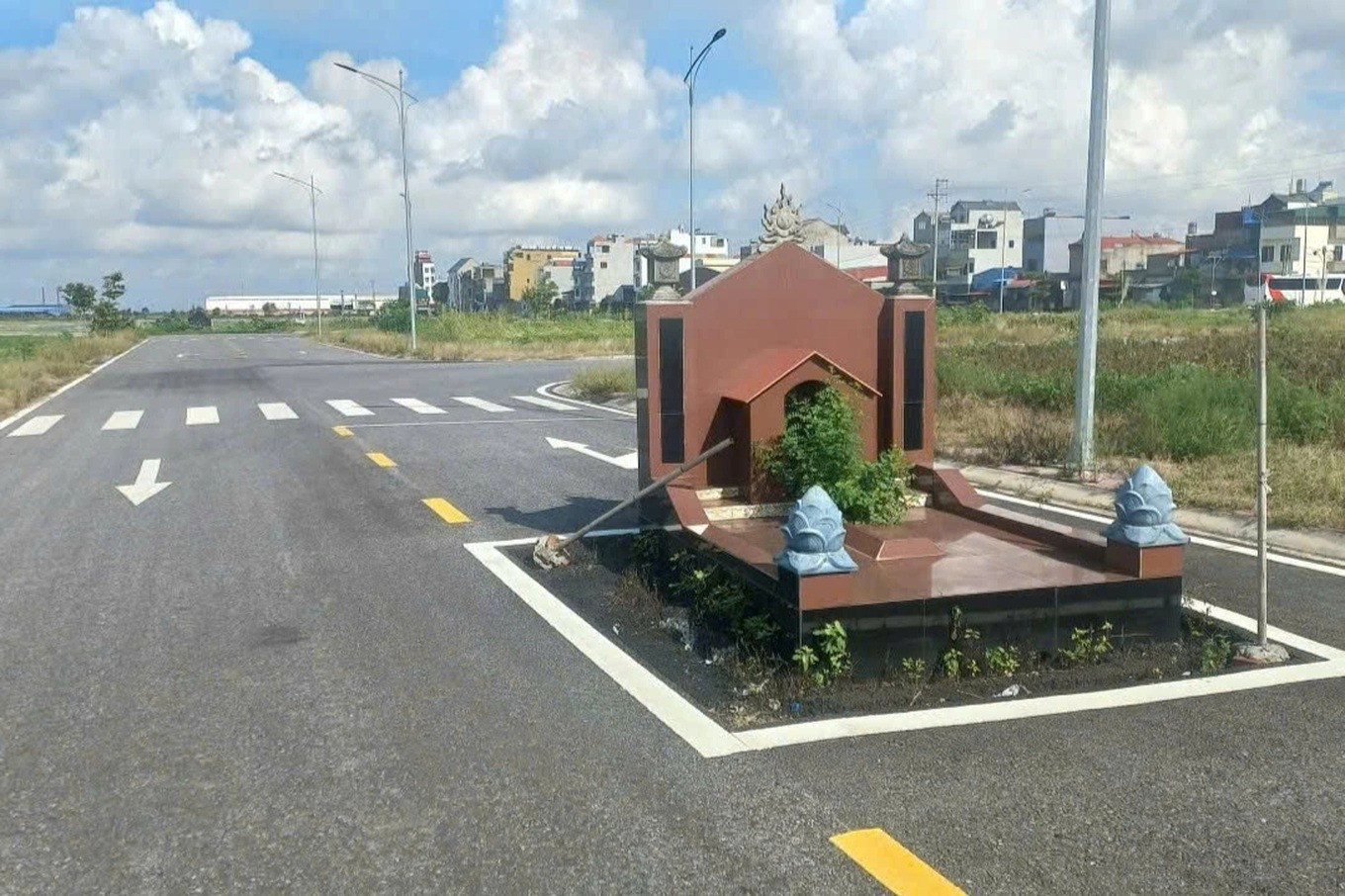 Ngôi mộ án ngữ giữa tuyến đường trải nhựa tinh tươm bên trong khu đô thị tại Hải Phòng- Ảnh 1. Ngôi mộ án ngữ giữa tuyến đường trải nhựa tinh tươm bên trong khu đô thị tại Hải Phòng- Ảnh 1.