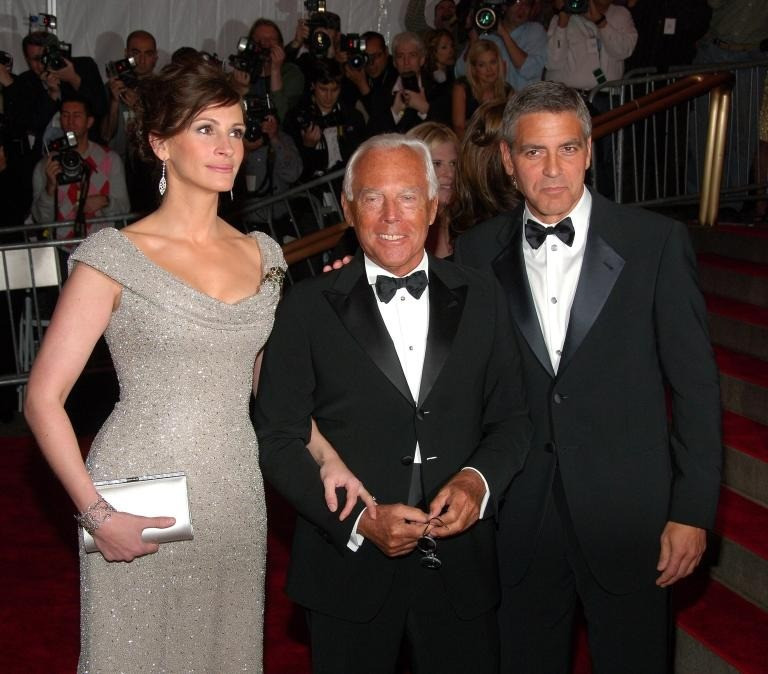 Armani cùng Julia Roberts và George Clooney tại Met Gala 2008. Ảnh: FilmMagic. a5.jpg