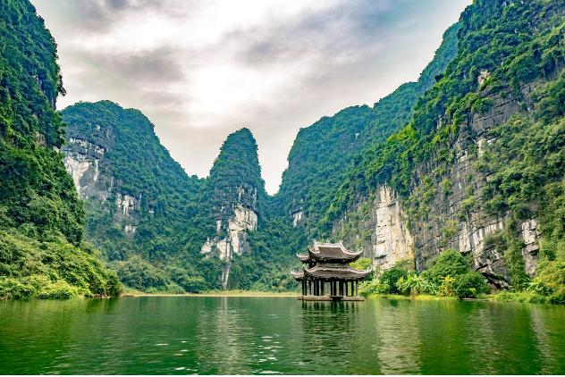 10 năm nữa, tỉnh sở hữu ‘vịnh Hạ Long trên cạn’ sẽ trở thành thành phố trực thuộc Trung ương- Ảnh 2. 10 năm nữa, tỉnh sở hữu ‘vịnh Hạ Long trên cạn’ sẽ trở thành thành phố trực thuộc Trung ương- Ảnh 2.