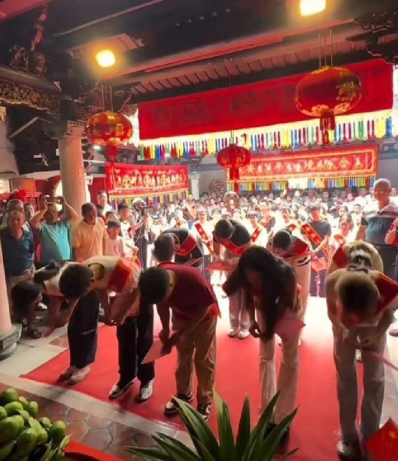 Trao cùng lúc hơn 800 triệu tiền học bổng, ngôi làng nhỏ trên núi gây sốt mạng khi có đến 33 tiến sĩ, số lượng thạc sĩ, sinh viên đại học danh giá cũng gây bất ngờ - ảnh 2