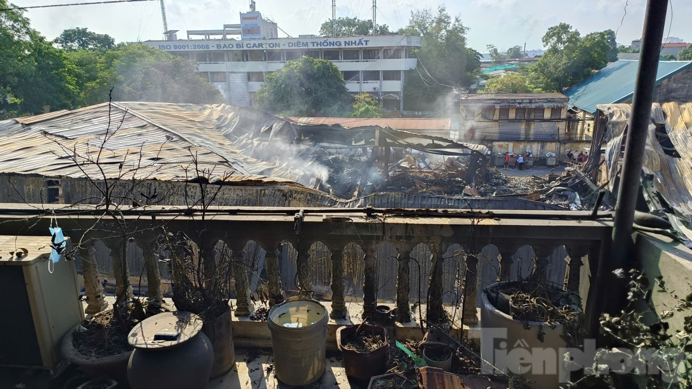 Một số nhà người dân xung quanh bị ảnh hưởng do sức nóng từ vụ cháy toả ra. Nhiều cây cảnh trên ban công tầng 3 ngôi nhà cách vụ cháy 4m bị cháy đen. gen-h-z6985147045326-66662491fe6b3e2c0a2827ea196ec058-8046.jpg