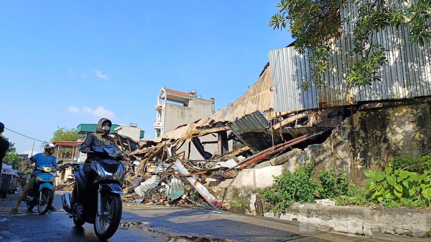 Phần tường gạch giáp đường giao thông bị phá để phục vụ công tác chữa cháy. gen-h-z6985147058295-c0f0f54d9f501bc075e41f30e47a516c-7811.jpg