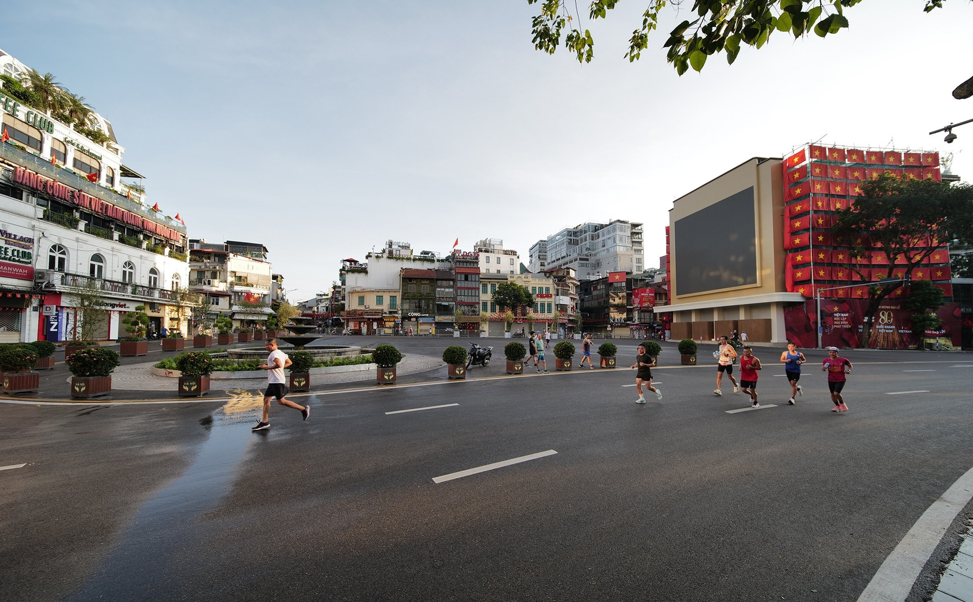 Ngỡ ngàng diện mạo mới của quảng trường Đông Kinh Nghĩa Thục sau khi chính thức phá bỏ Hàm Cá Mập- Ảnh 1. Ngỡ ngàng diện mạo mới của quảng trường Đông Kinh Nghĩa Thục sau khi chính thức phá bỏ Hàm Cá Mập- Ảnh 1.