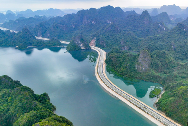 Tuyến đường bao biển dài gần 20km đẹp nhất Việt Nam, có hầm xuyên núi lớn nhất miền Bắc do Đèo Cả thi công- Ảnh 1.