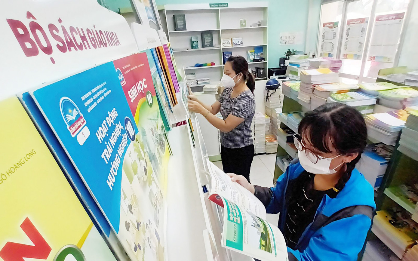 Chọn sách giáo khoa trước năm học mới. Ảnh: Hồng Vĩnh sgk-9.jpg